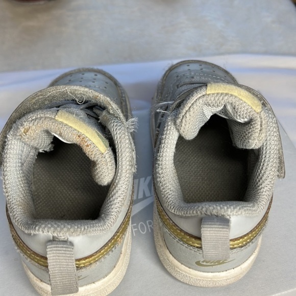 HP 🔥Nike Court Borough‎ Low 2’s: Sleek Style in Light Smoke Grey &Metallic Gold - Picture 5 of 9